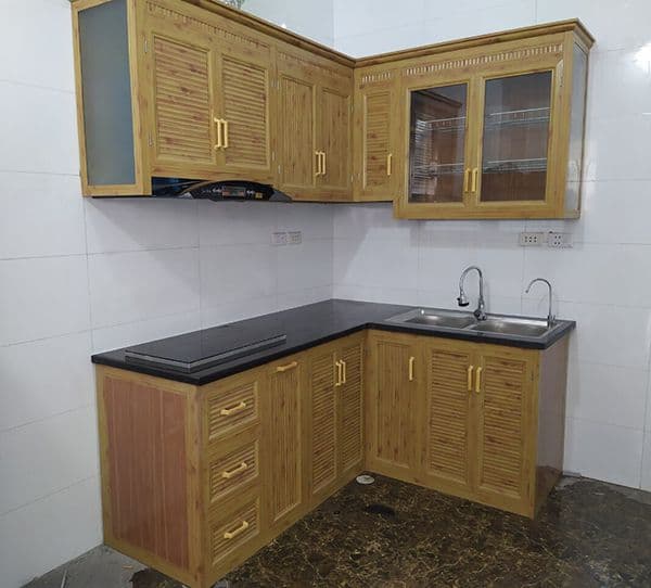 tủ bếp nhôm kính gia rẻ màu vân gỗ nhạt