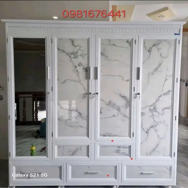 tu nhom kinh dung quan ao 1