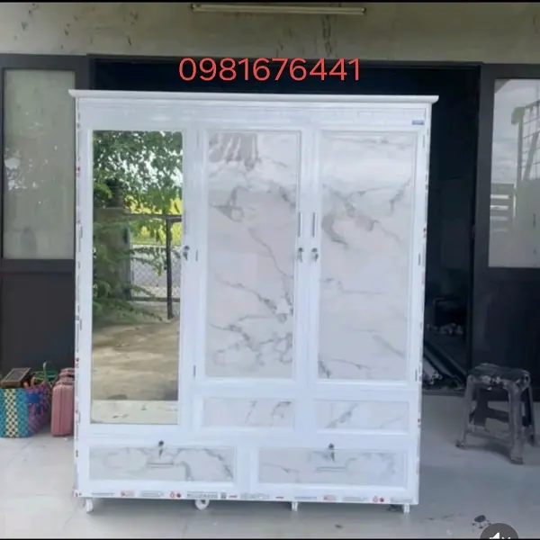 tu nhom kinh dung quan ao 2