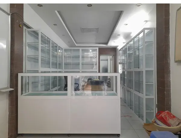 Báo giá tủ nhôm kính, tủ bếp nhôm kính đẹp giá rẻ 2026 24 Tủ nhôm kính bán thuốc - Tủ quầy thuốc nhôm kính hỗ trợ việc phân loại thuốc nhanh chóng và chính xác.