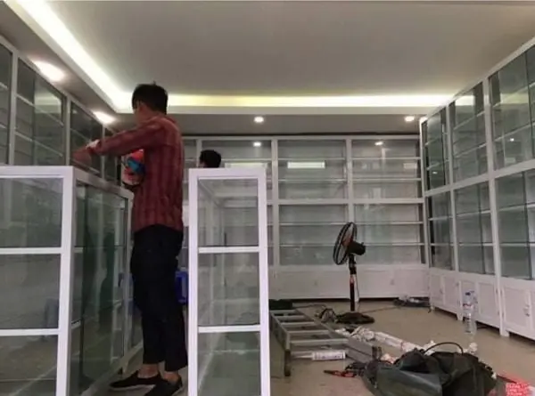 Báo giá tủ nhôm kính, tủ bếp nhôm kính đẹp giá rẻ 2026 25 tủ quầy thuốc nhôm kính phù hợp với nhà thuốc tư nhân, phòng khám và quầy dược bệnh viện.
