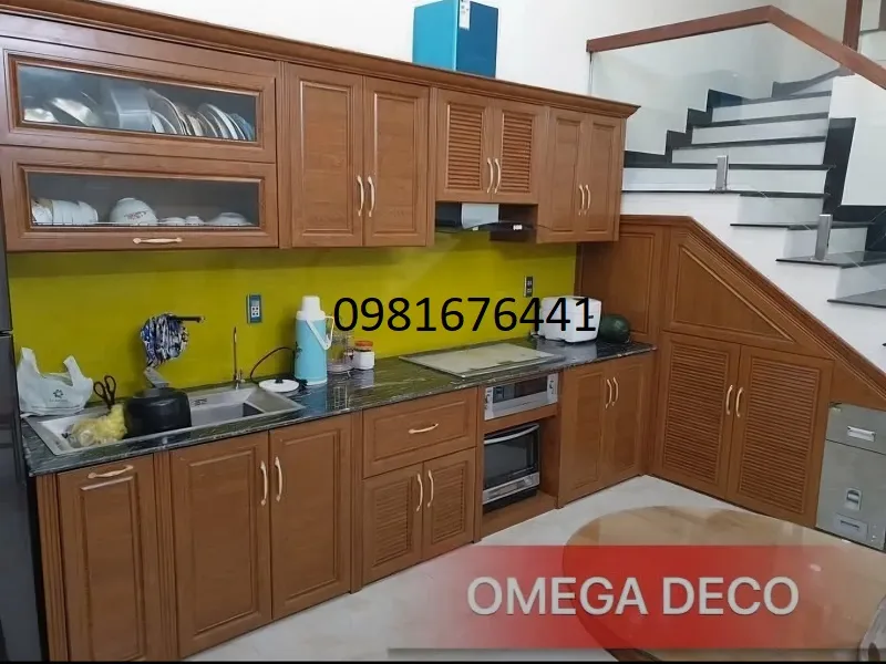 Mẫu tủ bếp nhôm kính đẹp sang trọng. kết hợp khoang cầu thang