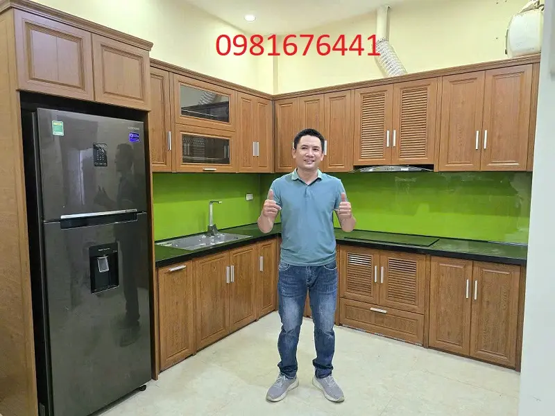 tu bep nhom kinh mau van go 2