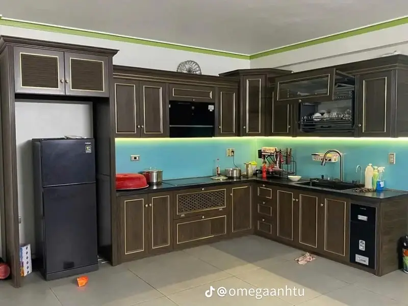 tủ bếp nhôm giả gỗ cao cấp rất đáng tiền