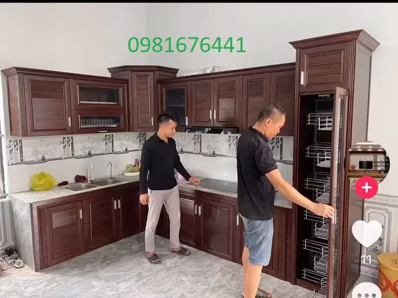 tủ bếp nhôm kính từ liêm màu vân gỗ trăc