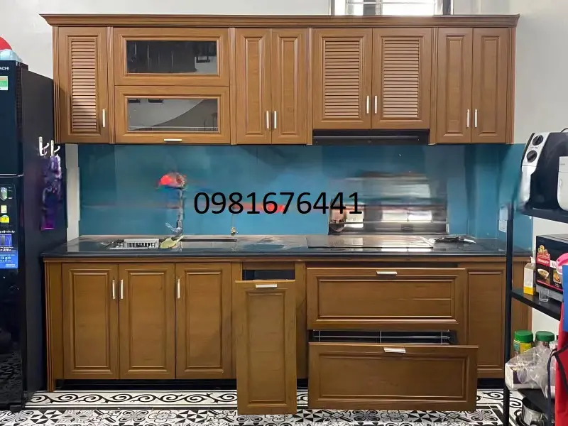tủ bếp nhôm kính màu vân gỗ giữ màu bền bỉ trên 20 năm