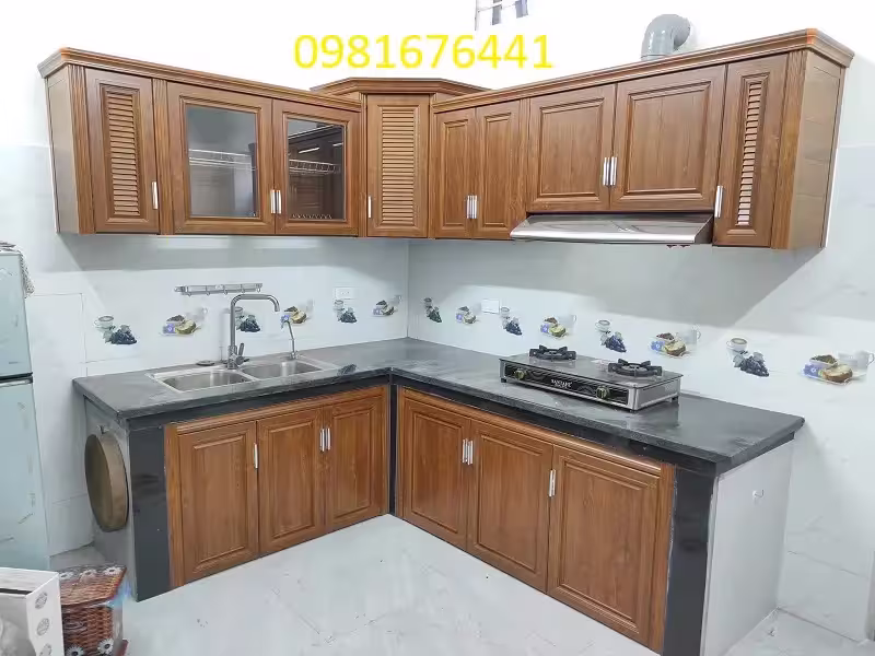Tủ bếp nhôm kính hình chữ L cơ bản màu vân gỗ