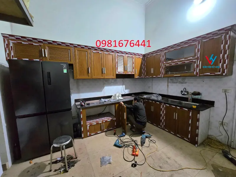tủ bếp nhôm kính màu vân gỗ 