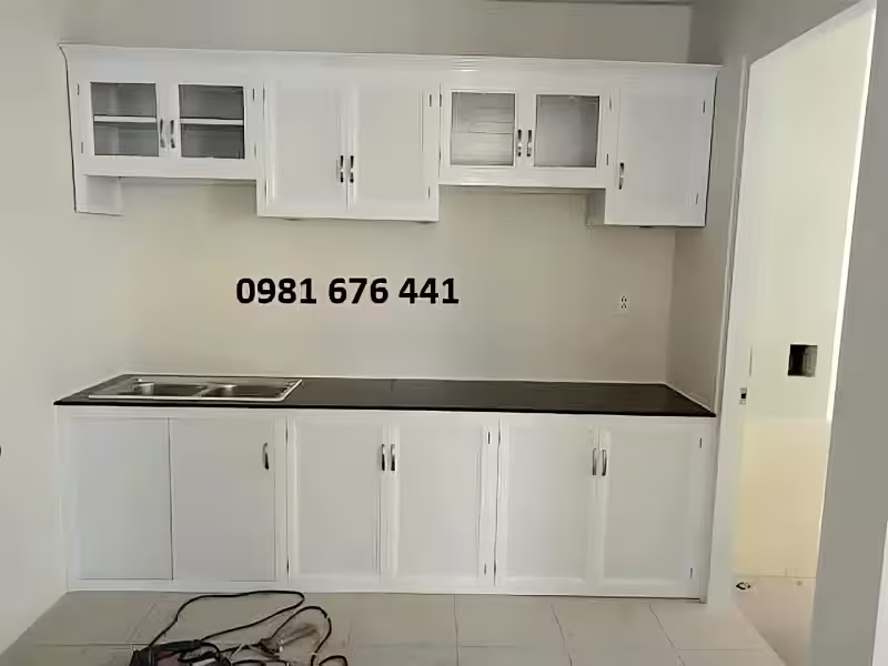 tủ bếp nhôm kính giá rẻ màu trắng sứ hòang Mai hà nội