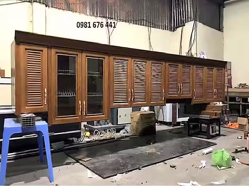 Làm tủ bếp nhôm kính tại xưởng