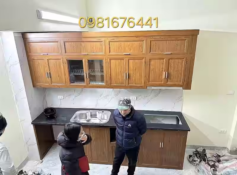 tủ bếp nhôm kính giá rẻ màu vân gỗ
