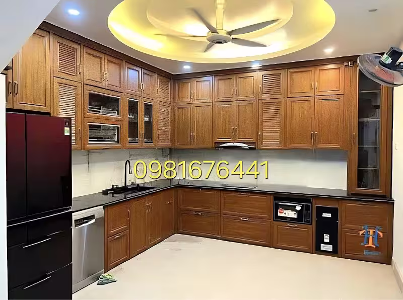 mẫu tủ bếp nhôm kính vân gỗ kịch trần