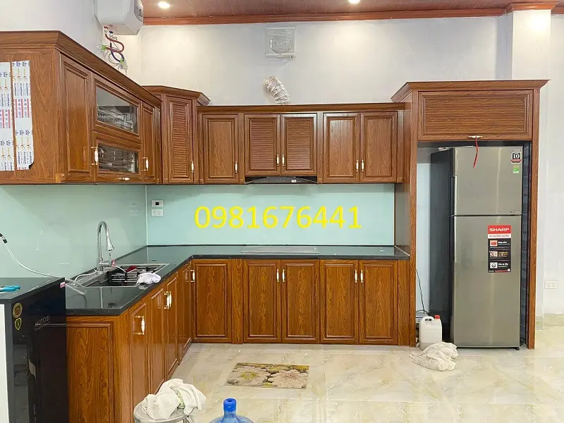 Tu bep nhom gia go đẹp hiện đại màu vân gỗ sang trọng