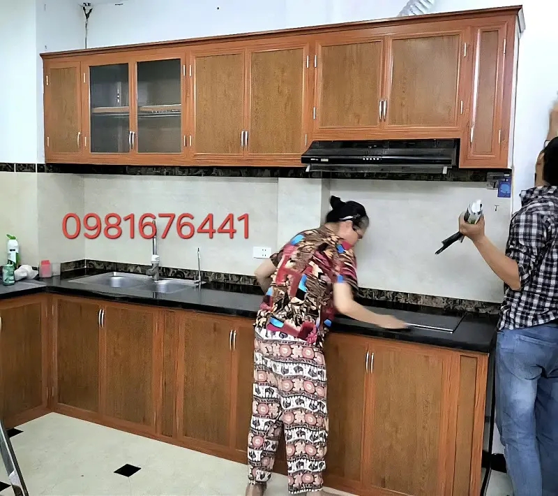 tủ bếp nhôm giá rẻ màu vân gỗ