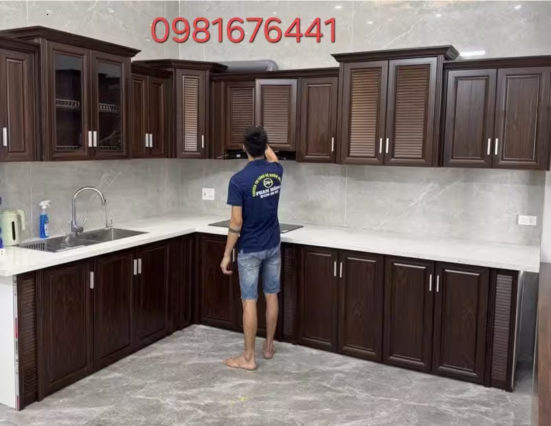 tủ bếp nhôm kính màu vân gỗ trắc
