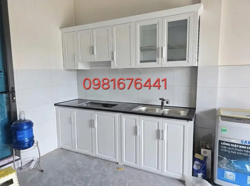 Tu bep nhom màu trắng kết hợp mặt đá granit đen