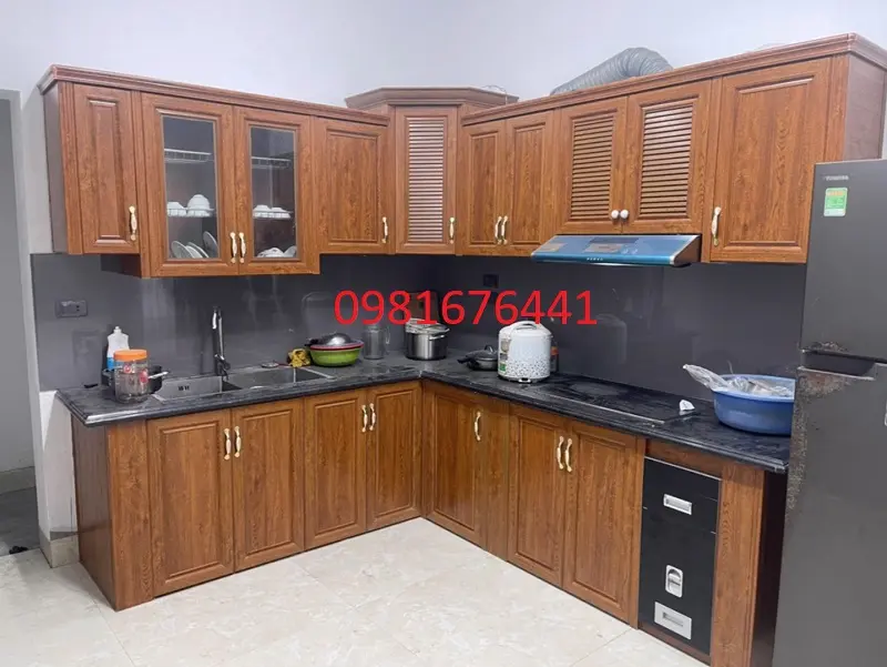 Mẫu tủ bếp nhôm giả gỗ đẹp phù hợp mọi diện tích căn bếp