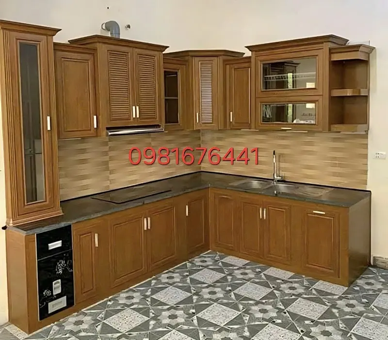 Mẫu tủ bếp nhôm giả gỗ hiện đại đẹp cho nhà phố tại Hà Nội