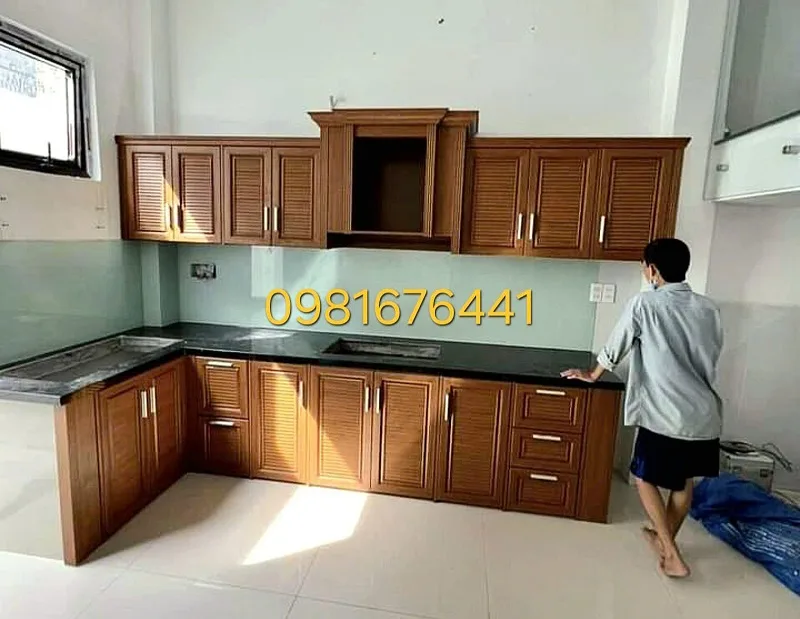 Tu bep nhom chữ L màu vân gỗ thiết kế hiện đại tối ưu góc bếp tăng diện tí
