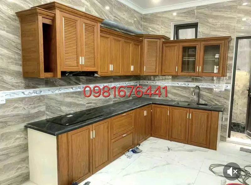 Mẫu tủ bếp nhôm đẹp màu vân gỗ kết hợp đá thạch anh cao cấp 