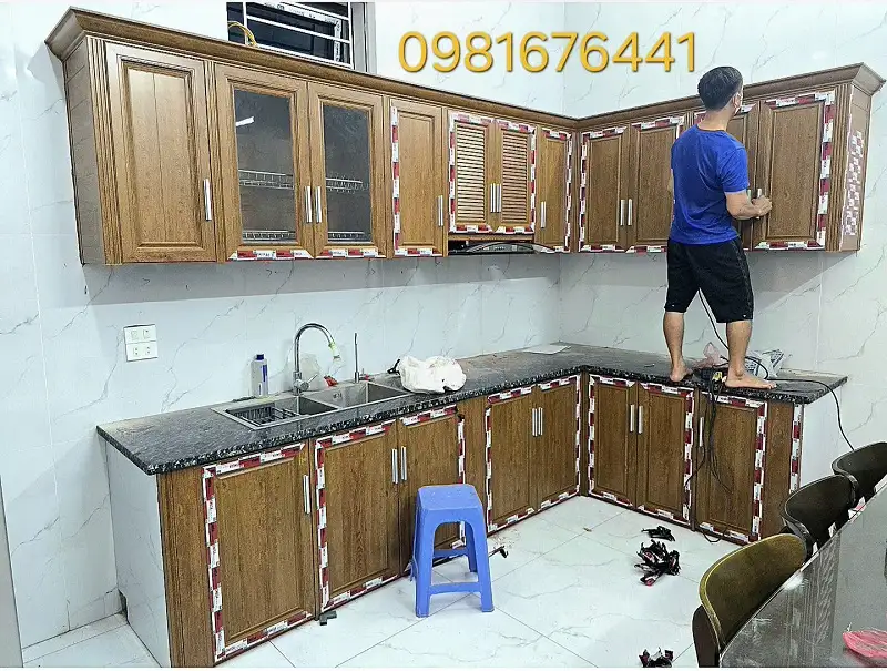 Tủ bếp nhôm giả gỗ thiết kế chữ L hiện đại