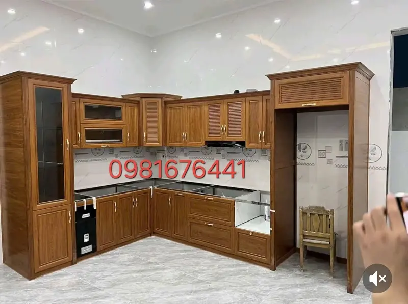 Tủ bếp nhôm màu vân gỗ hiện đại cánh kính sang trọng