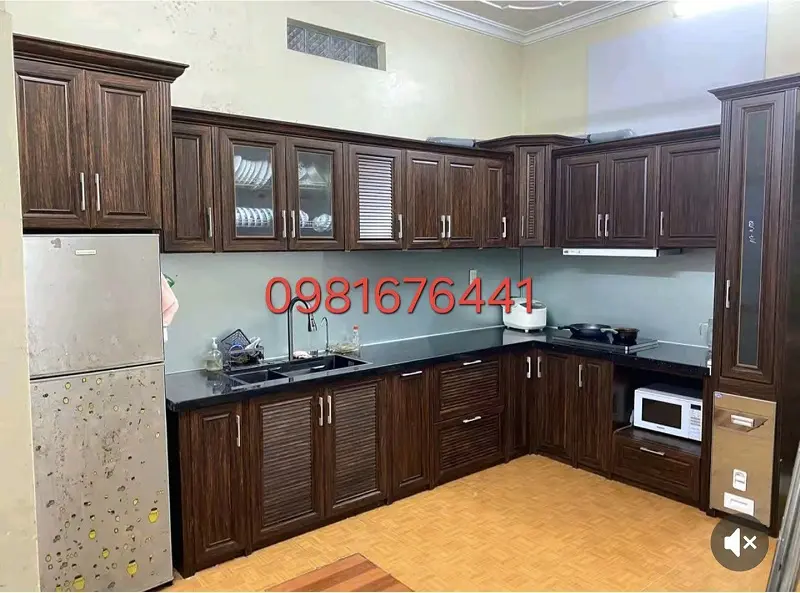 Mẫu tủ bếp nhôm đẹp chữ L màu vân gỗ sang trọng 